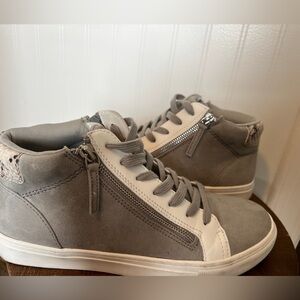 Women’s High Top Sneaker 9.5